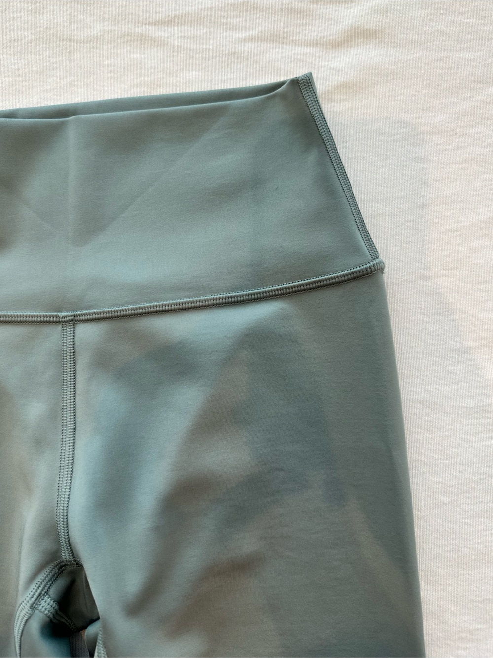 ALO Yoga High-Rise Leggings in Sage - Picture 3 of 12
